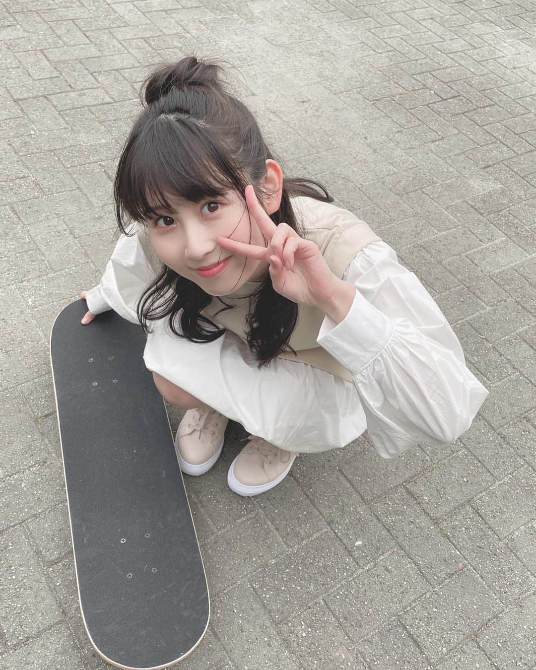 井上瑠夏のインスタグラム：「☺︎ ⁡ スケボーと友達になった日。🛹◡̈ ⁡ #過去pic  #ハーフアップ #お団子ヘア」