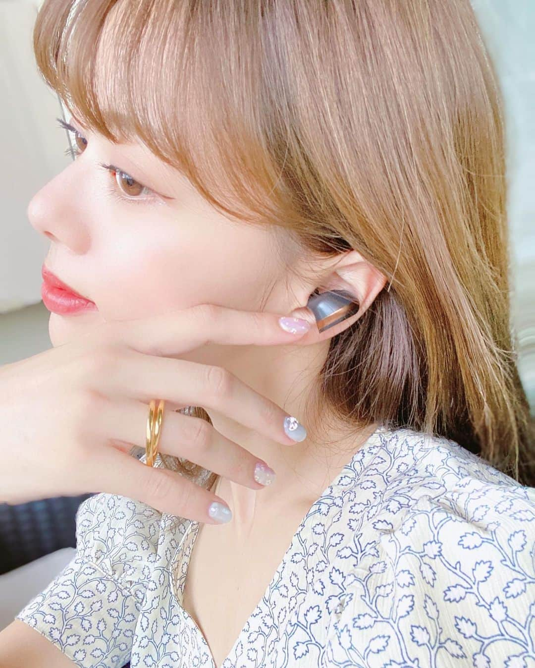 山崎春佳さんのインスタグラム写真 - (山崎春佳Instagram)「🆕💅🏻🎧💍💄  新しいもの尽くしな日🤍 オーロラの入ったピンクと、ラメ入りベイビーブルーの ネイルは安定の @eri___nail さんにして頂きました☺︎ よく見ると花を散りばめてもらってるよん✧ スーパーかわいいっ！🌸  ワイヤレスイヤホンは @nuarl_com 。ピンクゴールドが大人かわいいし、高音質で簡単操作なのに小さくて軽量だからお気に入り☺️♩  二重のようになっていて、1つでも存在感大なリングは @ops_accessory 。地金Silver925に18Kコーティング仕上げしてあるから、アレルギーが起きにくいんだって✨  そして、最近よく質問を頂くバーガンディブラウンリップは @ainoki_japan の♡︎ (最後の自撮り写真の色が1番本物と近いよ！) リキッドアイライナー(ダークブラウン)と、マスカラ(ブラック)も使ってる🐰☁️ マスカラは伸びがよくてパンダにならないし、ライナーは絶妙な色味で細くひきやすいから毎日使ってる🍬  #me #today #selfie #makeup #ainoki #毎日メイク #ops_accessory pr #シルバー925リング #シルバーリング925 #重ねづけリング #オプスアクセ #大人リング #シンプルリング #ワイヤレスイヤホン #イヤホン #nuarl #inails @inailsgroup #パステルネイル #オーロラネイル」8月2日 22時01分 - haruka_yamazaki