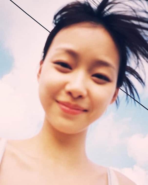 のインスタグラム：「最近在夢裡一直回到學生時期，我想這是不是在暗示我，其實我才18歲，現在開始打羽球還來的及。哈哈哈哈哈🤣🤣🤣  ((大家也是羽球、桌球癢了吧🤣  是說，小時候住阿公阿嬤家時 客廳總是有滿滿～～的羽球拍🏸️ 然後阿嬤就用手工一支一支的織球拍阿～ 我可是家庭代工小公主🤣 小時候做過好多，連打火機組裝都有😎 是很棒得回憶啊～～」