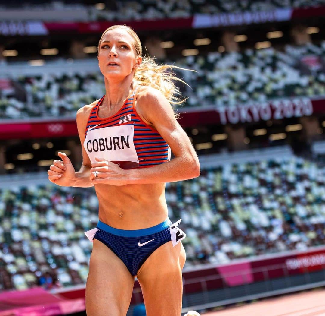 エマ・コバーンのインスタグラム：「Forgot to tell you guys that I made it through to the final yesterday 👍🏻 The Olympic final is August 4th in the evening in Tokyo (morning in the US). 🇺🇸 also!! Not pictured here, an update on my Team Boss gals: @corymcgeeruns made it to the semi final in the 1500m today, @aishapraughtleer raced on a torn meniscus and competed well, and @domscottrunsa is doubling and is racing the 10k later this week. Woohoo ! (📸@danvernonphoto) #tokyo #olympics #teamusa」