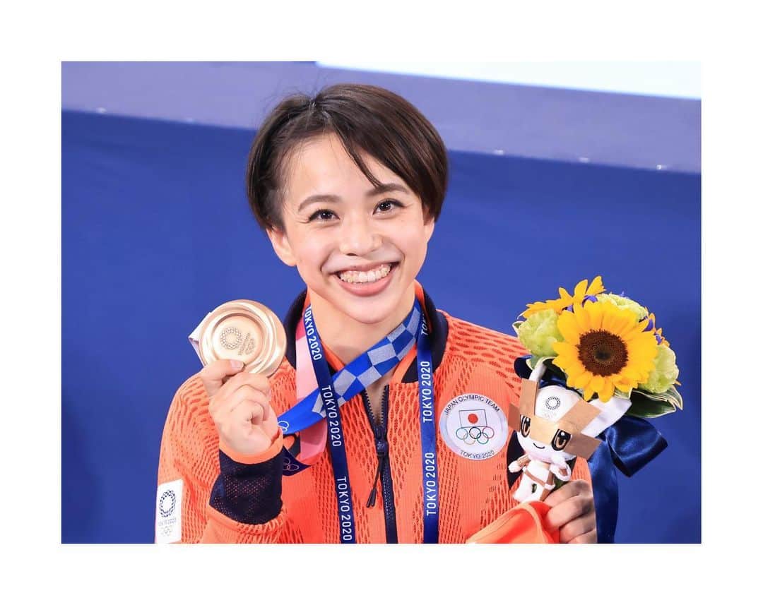 村上茉愛のインスタグラム：「8/2  応援ありがとうございました！！！ リオから5年、オリンピックでメダルが欲しいという思いで身体を酷使して頑張ってきました。 3位ではありますがその夢が叶ってとても幸せです🥰🥰  たくさんの人に支えられここまで来ました。 応援してくださった皆様 本当に本当にありがとうございました。  試合が無事に開催出来たことは たくさんのボランティアの方々を目にして 感謝の想いがいっぱいです！！　  いろんなことがありましたが、 とにかく楽しい1日でした！！  心の弱い私を1から見つめ直し強化してくださった監督。 体操女子をまとめてくださっていつも元気な応援をしてくださった本部長。 メダルをかけてあげれてよかった😍  改めて、 応援ありがとうございました😊」