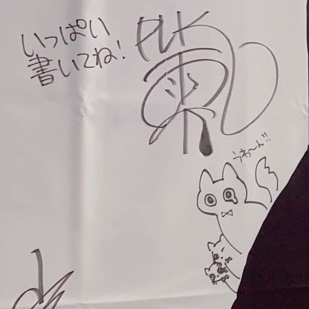 のインスタグラム：「「フラッグにビビ描くか〜！」  「もぎぼた描き足しとこ」  「まあ俺の絵もギリ猫って分かるよね？」  「ハルシ、お手本がなければお前の絵なんてこんなもんなんだよ！ワハハ！じゃあ俺は犬描きますね」」