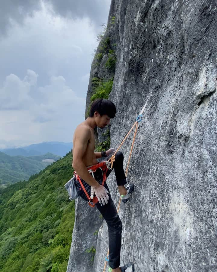 安間佐千のインスタグラム：「Work in progress🔥 一歩一歩が大切🙏  New project in Futago is mental battle on crazy slab🔥 新たなスラブプロジェクト、頑張りたいと思います😊👍  🎥by @maechan82kgclimber  @adidasterrex @fiveten_official @petzl_official @newhale_japan #アルテリア #頑張れ日本」