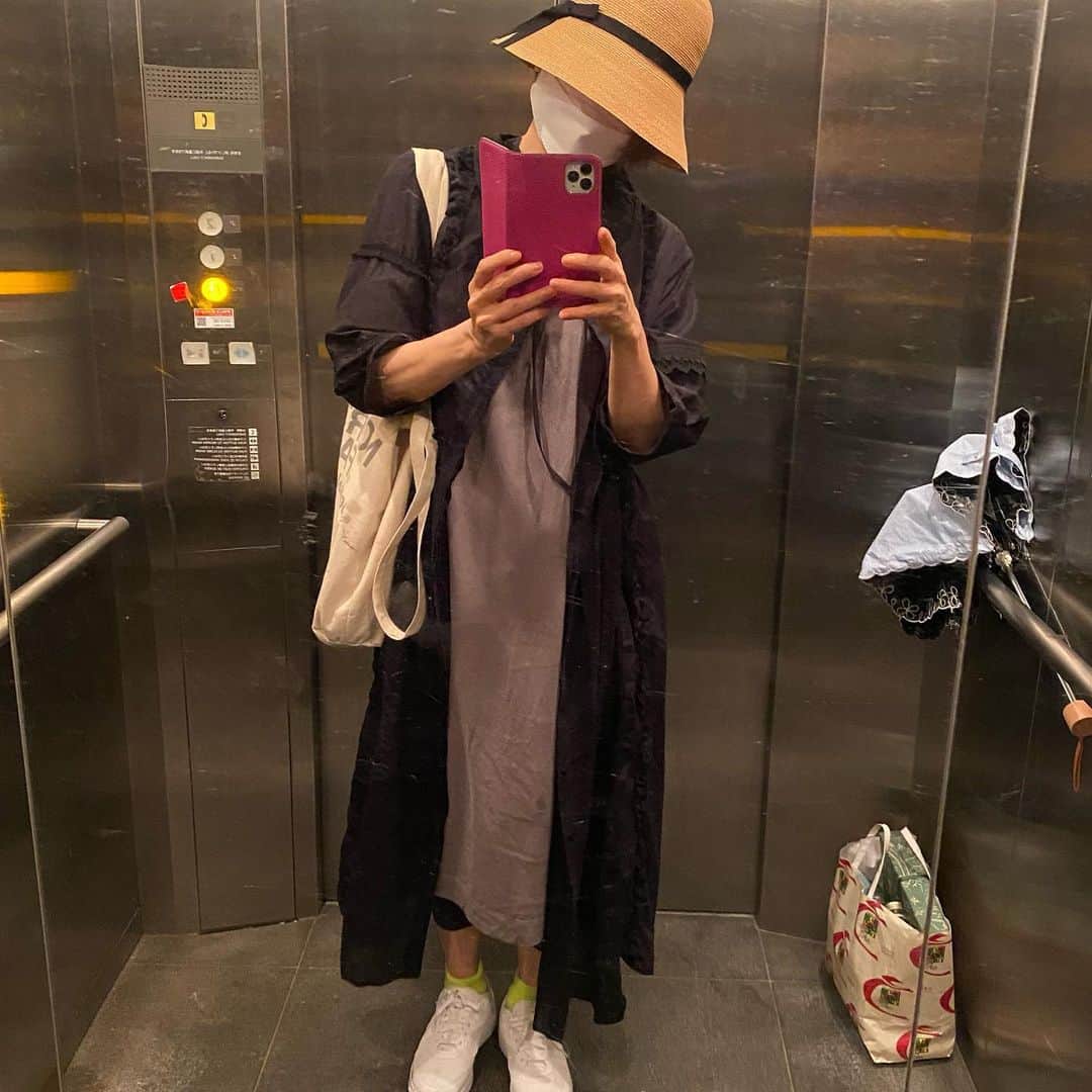 熊谷真実さんのインスタグラム写真 - (熊谷真実Instagram)「東京自撮り。 レッドシアターのエレベーター。  無印のロンTワンピースにビームスのワンピース？重ねた感じ。 どんなに暑くても上着は必ず持っていく。  背中の開いたのとか、着てみたい。 露出してるのとか。着てみたい。  無理。笑  今日もお疲れ様でした。 #熊谷真実 #レッドシアター #マミィ #田村孝裕」8月2日 23時10分 - mami_kumagai310