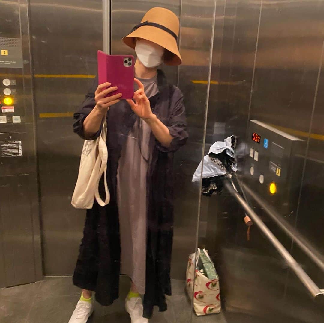 熊谷真実さんのインスタグラム写真 - (熊谷真実Instagram)「東京自撮り。 レッドシアターのエレベーター。  無印のロンTワンピースにビームスのワンピース？重ねた感じ。 どんなに暑くても上着は必ず持っていく。  背中の開いたのとか、着てみたい。 露出してるのとか。着てみたい。  無理。笑  今日もお疲れ様でした。 #熊谷真実 #レッドシアター #マミィ #田村孝裕」8月2日 23時10分 - mami_kumagai310