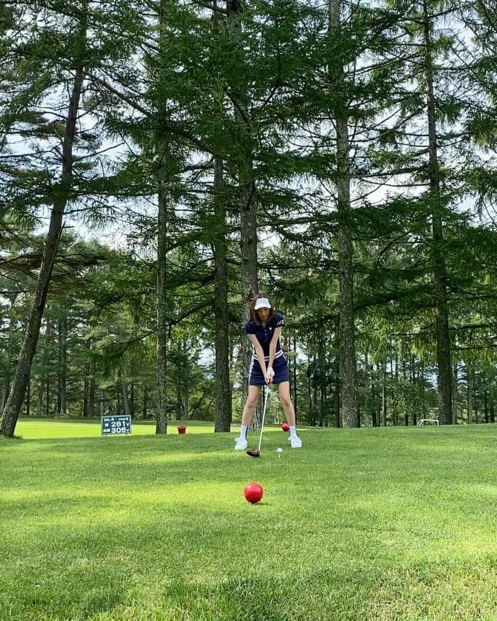 RIKAのインスタグラム：「. ドライバーショット🏌️‍♀️ . あまり体ひねれないのでコンパクトスイングになってますが、あまり左右に行かなくてスコアがまとまるようになりました👍✨ . ゴルフの回数もだいぶ減りましたが、私の場合それくらいがちょうどいいのかも😅 . ※医師と相談しながら体調の良い時にゴルフしてます。 . . #ゴルフ#golf#⛳️#ゴルフ女子#ゴルフ好き#ゴルフウエア#ゴルフコーデ#ゴルフスイング#골프 #골프웨어 #골프스윙 #여행 #해외여행 #골프스타그램 #골프중독 #와인 #소주 #좋은시간#ドライバーショット#お腹ぽっこり」