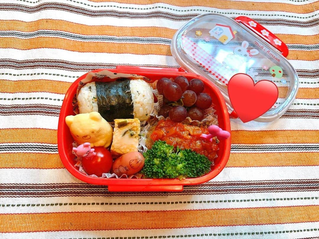 飯田圭織さんのインスタグラム写真 - (飯田圭織Instagram)「おはようございます😃 昨日は侍ジャパン盛り上がりましたね⚾️昨夜は特別息子も起きていていい日にして家族で盛り上がりました😆😆 今夜はサッカー⚽️ 連日楽しみがあって毎日頑張れますね✨✨ さ、娘弁当は🍱 トマトソースのハンバーグ✨ そして、娘の強い希望があり すみっコぐらしのカマボコとウィンナーも❤️❤️☺️ 女の子は可愛いのが好きですよね😍😍 今日も頑張りましょい❣️ #侍ジャパン  #盛り上がった  #娘弁当  #ハンバーグ  #すみっコぐらし  #可愛いのが好き ❤️ #女子が好きなやつ  #かおりの弁当」8月3日 8時56分 - iidakaori.official