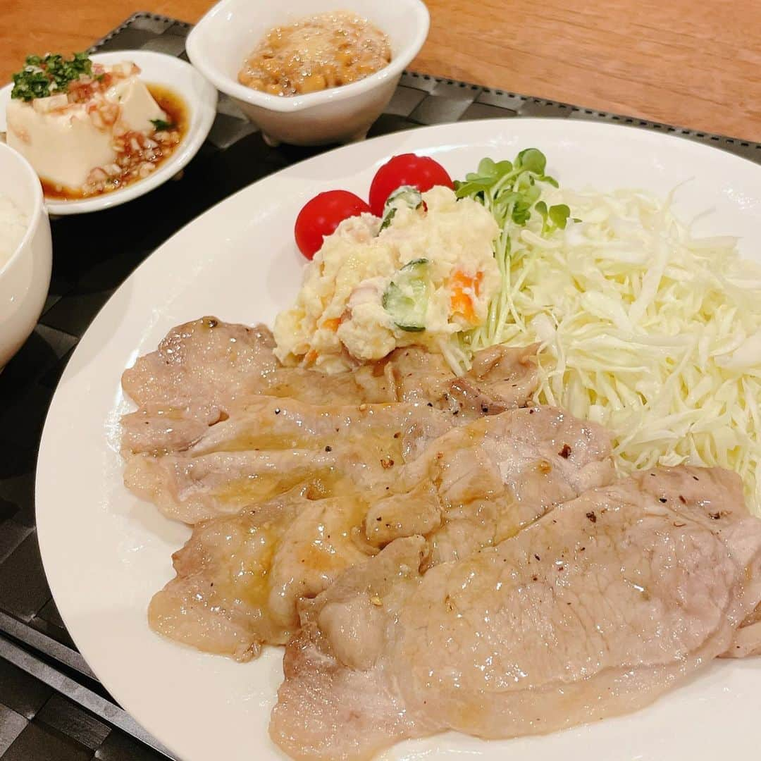 葉月里緒奈さんのインスタグラム写真 - (葉月里緒奈Instagram)「毎食麺が食べたい私と麺に飽きた家族のチグハグ夕ご飯。 #おうちごはん#夕ご飯#豚の塩だれ焼き #ポテサラ#千切りじゃないキャベツ #梅干し納豆#茗荷と紫蘇のせ冷奴 #パスタ#チキンとブロッコリーのクリームパスタ#rionahazuki」8月3日 9時36分 - riona_hazuki