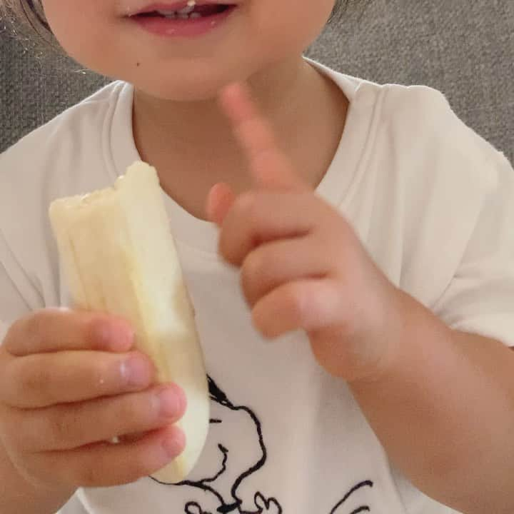 花原緑のインスタグラム：「/ 昨日はじめて言えたよ "バタタ🍌🤣🤙" おいしーーーっ！もマイブーム #息子の世界 #どんな風に映ってるのかな #boy #1year8months」