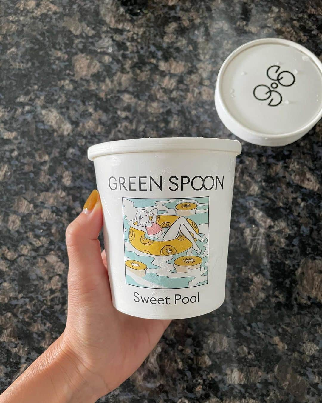 春名亜美さんのインスタグラム写真 - (春名亜美Instagram)「"Sweet Pool" だなんて可愛い名前🥝🥝🥝   @greenspoonjp のスムージーは相変わらずハマったままです🥤  #greenspoon #スムージー #smoothie #masonball」8月3日 9時43分 - amiharunaami