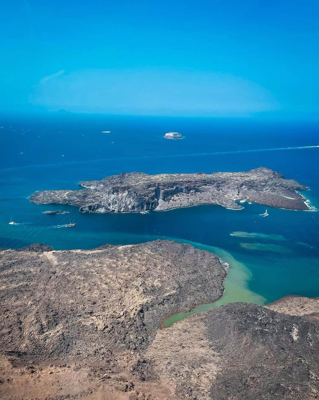 バルバラ・パルヴィンさんのインスタグラム写真 - (バルバラ・パルヴィンInstagram)「👋🏼 Mykonos! Till next time 🚁  #REVOLVEsummer @revolve @camilacoelhocollection」8月3日 1時57分 - realbarbarapalvin