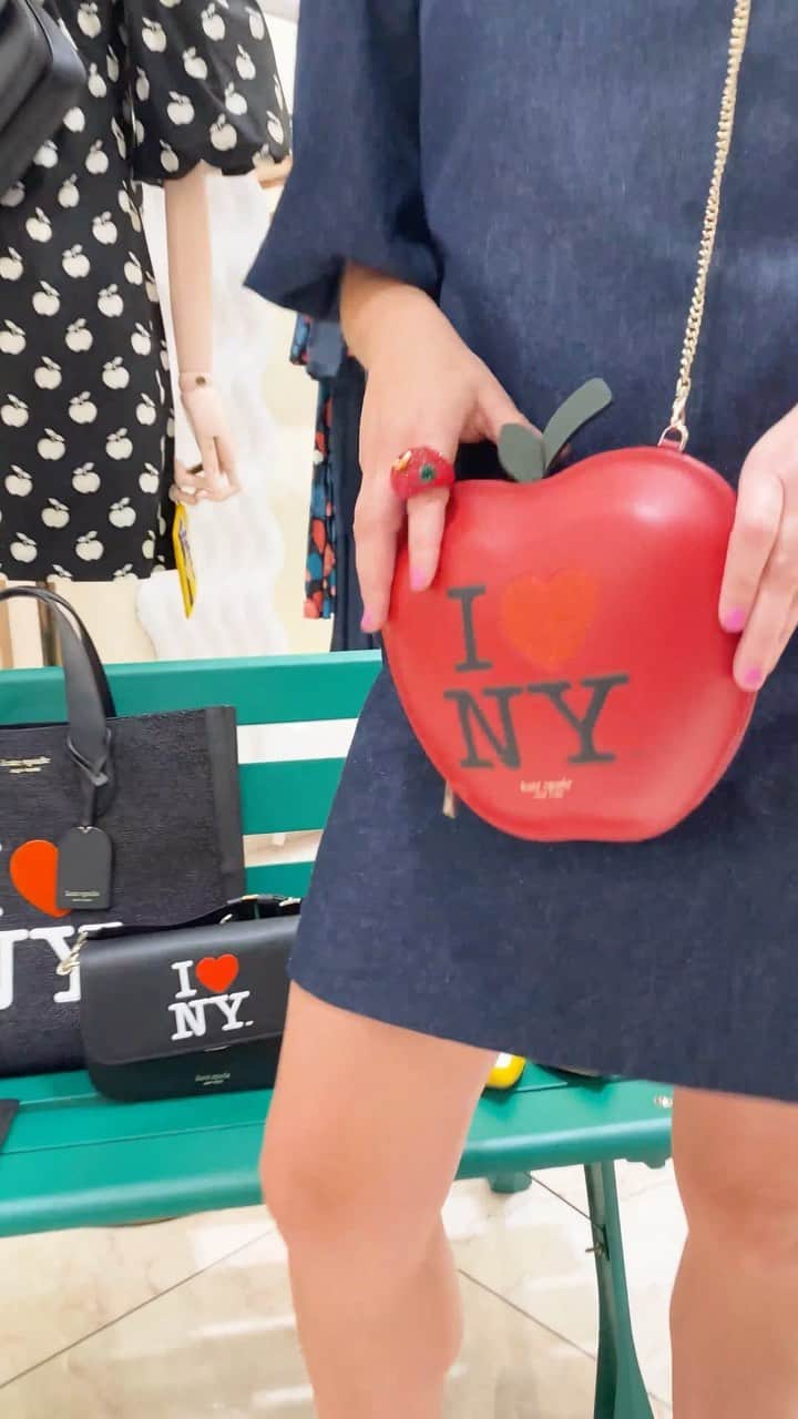 ケイト・スペードのインスタグラム：「👋 nathalia! she’s here to show you our new fall arrivals (hint: we ❤️ ny) and help you find your next office-to-happy-hour bag. set up a virtual appointment with nathalia now by emailing her at ngabriel@katespade.com. #iworkatkatespade」