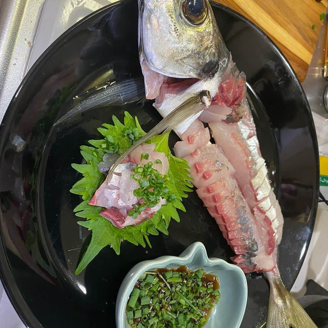 蛇足のインスタグラム：「【川村飯店】今日釣れたアジ姿造やったが、デカくて串が刺さらず寝かせました。」