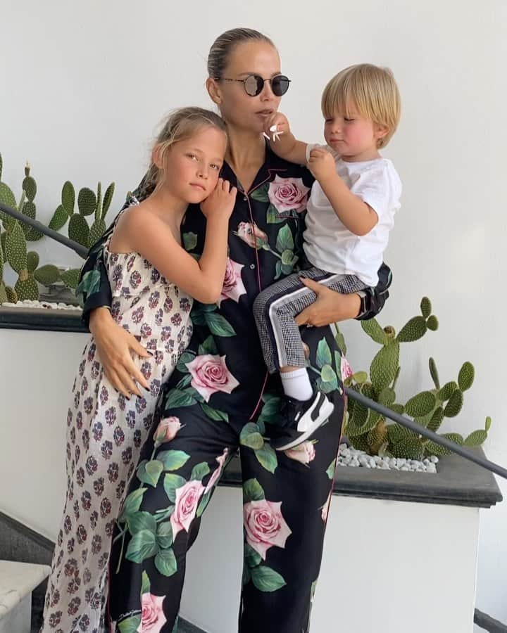 ナターシャ・ポーリーのインスタグラム：「Trying To Take A Picture With Kids… 🤪🤯😂」