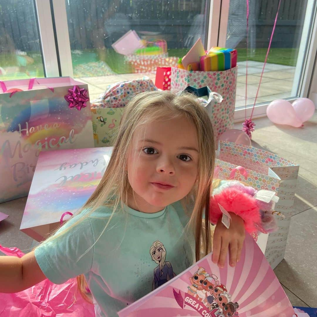 カル・クラッチローのインスタグラム：「Willow is 5 ! We are so lucky to have such an amazing daughter that makes us so happy and proud everyday. ❤️❤️❤️❤️❤️」