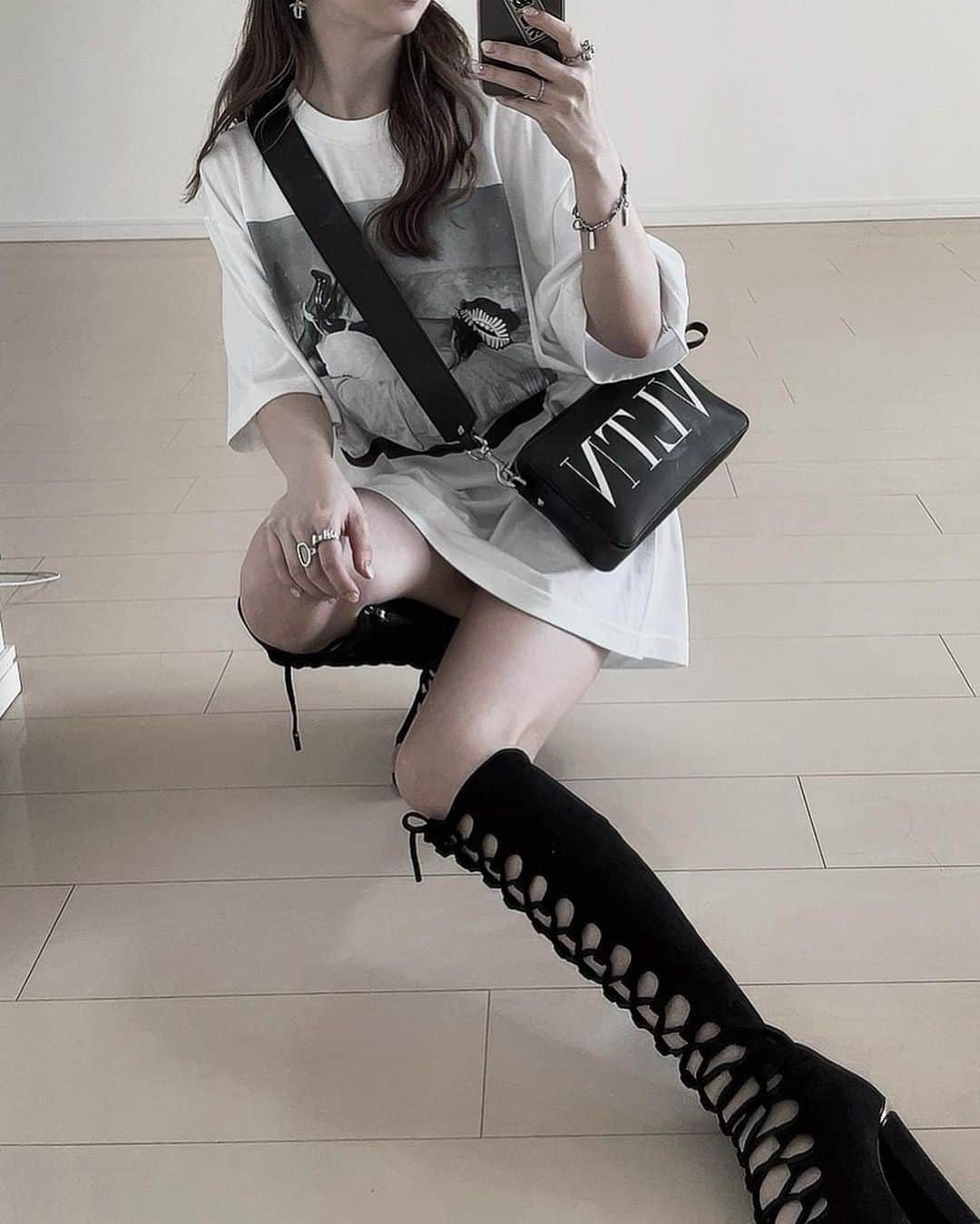 夢咲りおなさんのインスタグラム写真 - (夢咲りおなInstagram)「＊  昨日のコーデ🖤🤍 @blackant96  このTシャツは女の子に人気です♪  ワンピースにして着たよ✨  ＊  モノクロなので合わせやすいよ😉  他のデザインのTシャツの販売が遅くなってしまい申し訳ございません😢  ＊  今あるデザインの方は順番にお送り致しますのでお待ちくださいませ🙇‍♀️  👄🐜  ＊  ＊  #ブラックアント#ゆめりおTシャツ#ゆめりお#スニーカー#大きめTシャツ#デカTシャツ#ストリート#ブーツ#プラダ#バレンティノ#セクシー#ユニセックス#リンクコーデ#ペアルック#シルバーアクセ#ジャニオタ#SnowMan」8月3日 5時38分 - yumerio0906