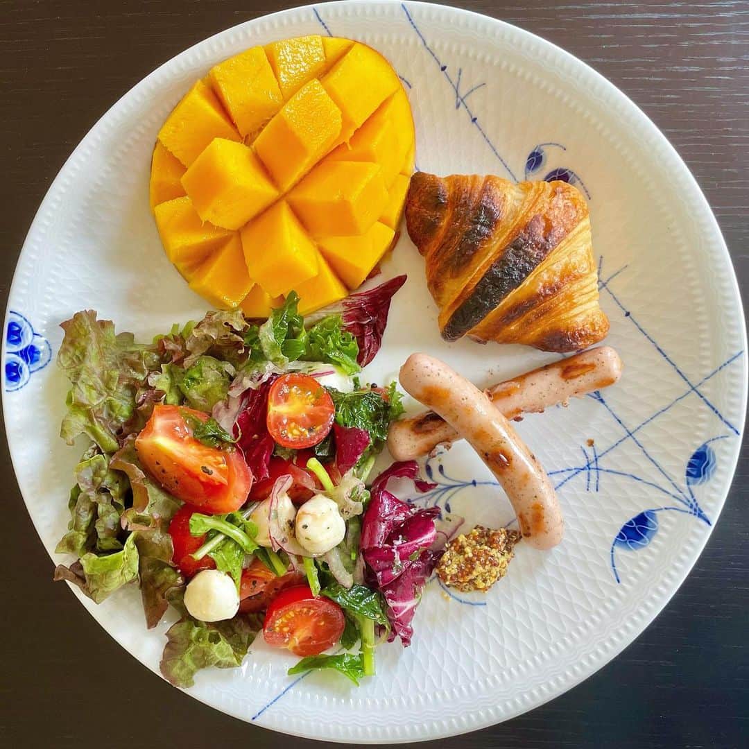 高橋幸のインスタグラム：「a good day starts with a good breakfast🍴　好きな食べ物満載の朝食プレートを作ってみました💛 イメージはホテルの朝ごはん！ですが、クロワッサンを焦がすあたりに私らしさがでております、、🤭 良い一日になりますように！ #breakfast #おうちごはん」