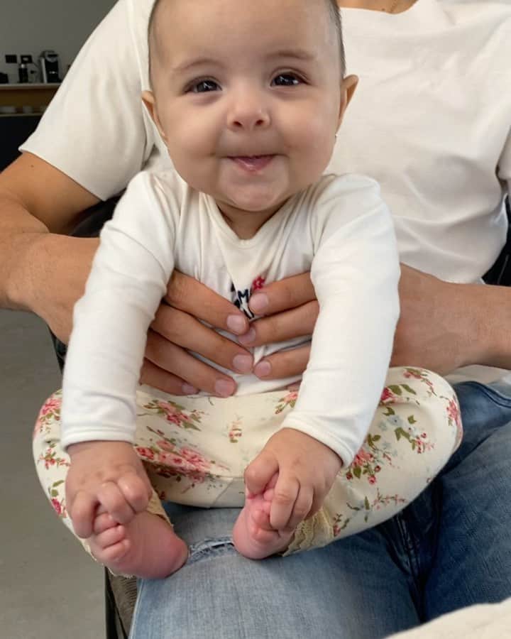 のインスタグラム：「Le pregunté que sentía en este día que cumplía 5 meses y estas fueron sus palabras , muy clarita con sus sentimientos 😂😂😂.. yo creo q es feliz 😁🙏😍 Te amo hija ❤️」