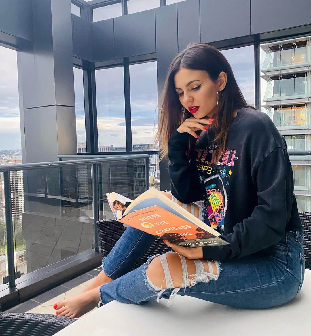 ヴィクトリア・ジャスティスのインスタグラム：「This is how I read now. #QuarantineDay5 🤓📚」
