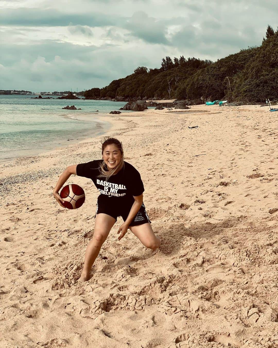 山田愛さんのインスタグラム写真 - (山田愛Instagram)「Summer Work☀️🏃‍♂️🤙🏽🌊  #basketball #beach #training #okinawa #summer」8月3日 19時27分 - aiyamada_