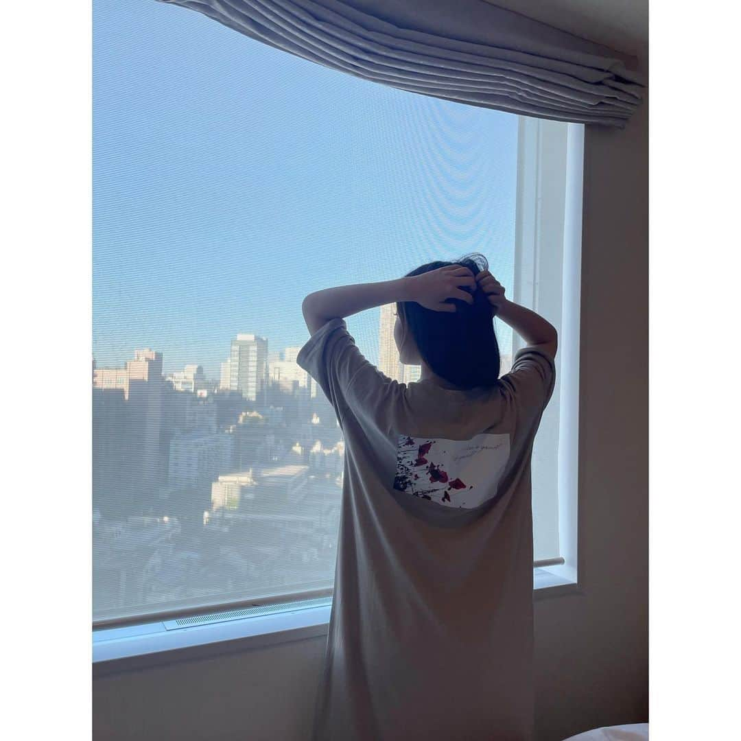 石川翔鈴さんのインスタグラム写真 - (石川翔鈴Instagram)「. Tシャツワンピだとゆったり過ごせてらくちん💭  ブラック、ホワイト、グレージュの三色展開でどれもかわいいのですが、特にグレージュがおすすめです🪞✨  現在、FlyingBelleのSummerSALE開催中🌻 こちらのフラワーフォトプリントワンピースも50%オフでゲットできちゃいます...😶‍🌫️❕ その他の商品も50%オフでお得にゲットできるチャンスなのでこの機会をお見逃しなく😮‍💨🔥  #FlyingBelle #ootd #fashion」8月3日 19時33分 - karen__i328