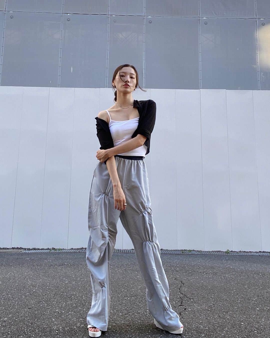 江田友莉亜のインスタグラム：「@ne4style の大人気商品 シャーリングパンツの新色を一足お先に🕊🤍  脚長効果素晴らしすぎて 新色でblackも出るみたいなので そちらも購入しよかな🌷  #ne4style #シルエットを着こなす #シャーリングパンツ」