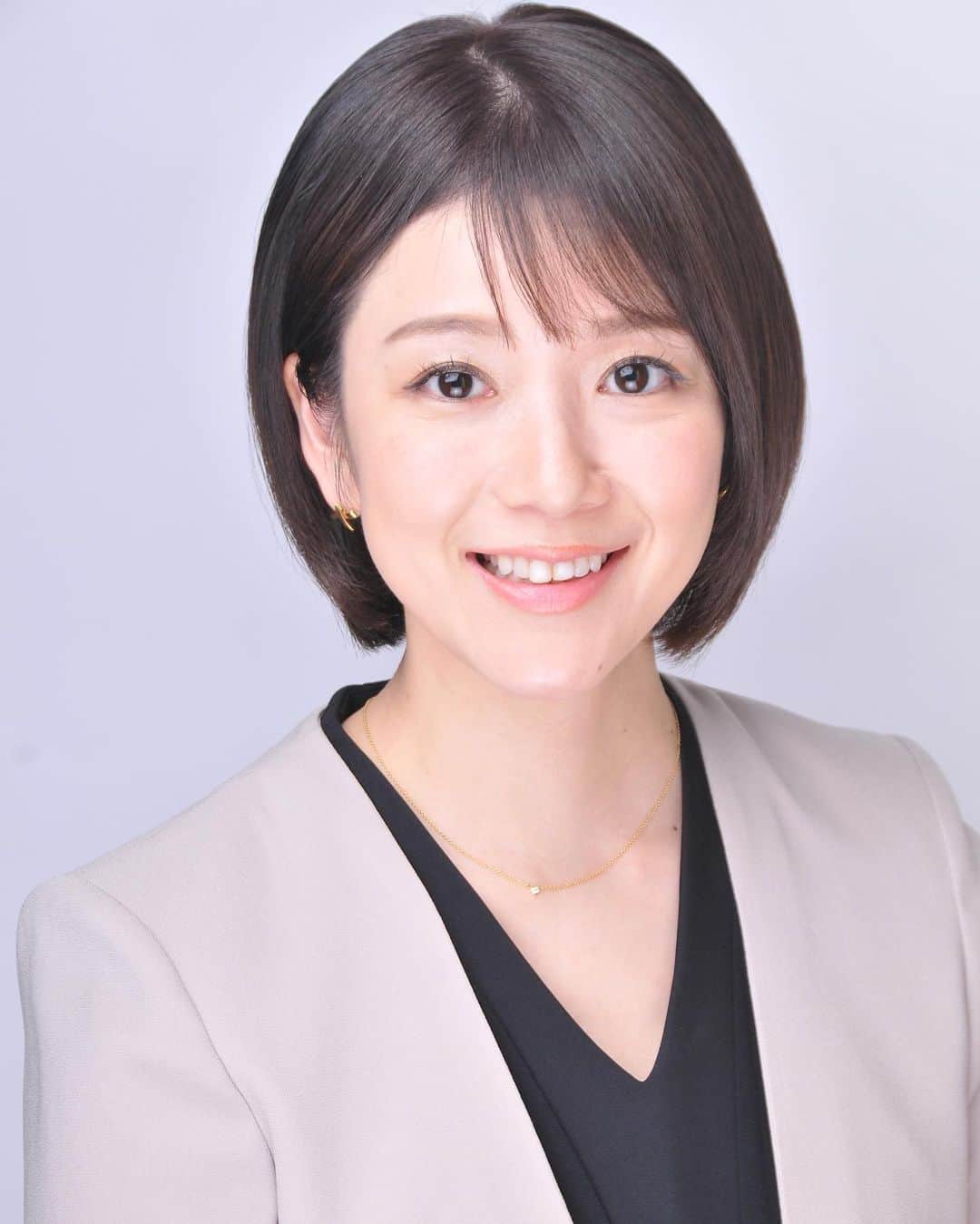 八木ひとみのインスタグラム：「先日誕生日を迎えまして  1年越しの目標だった  宣材写真の撮り直しをしてきました☺︎  年齢重ねたなぁと思いつつ  数年前よりずっと気楽に  カメラの前に立っている自分に驚きました🤭  ベテランの証なのかしら？😹  #宣材写真 #5年ぶり2度目の更新 #洋服難しい」