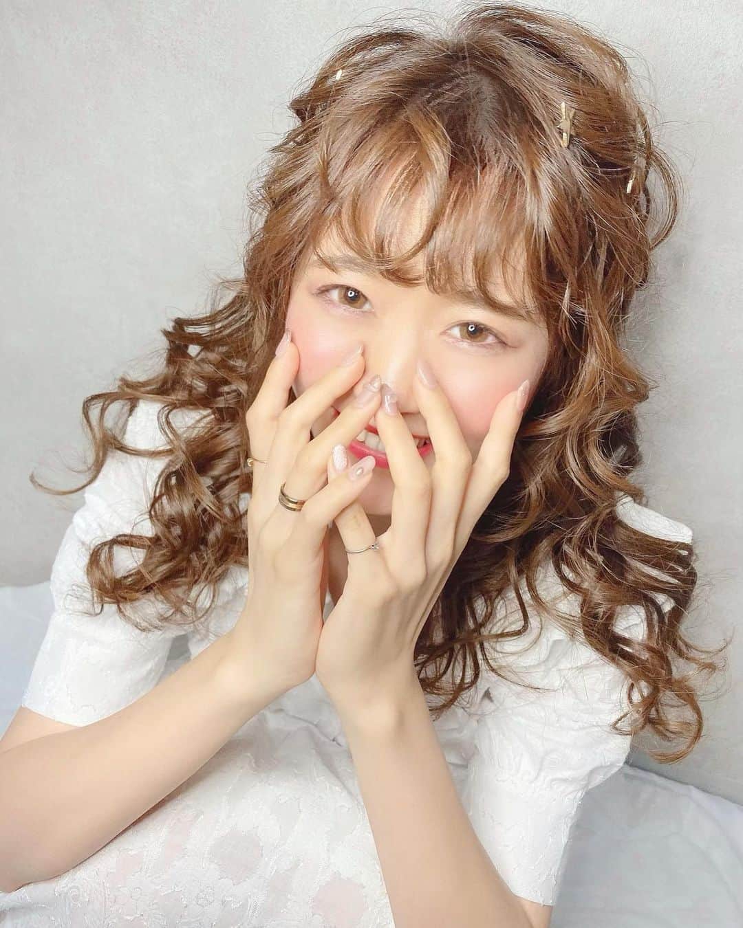 Kanaのインスタグラム：「ㅤ ドアップ失礼します😵‍💫 ㅤ Village( @village_hairset )で めためた可愛くしてもらった😭💭💓💫 ㅤ ㅤ やぁもう本当にすごい。。。 Villageでヘアセットやってもらうと いつもにこにこが止まらなくなります🥰 ㅤ ㅤ 着物だけじゃなく ヘアセットも最強に可愛いVillage( @village_tokyo )、 ついにヘアセットプランが開始したんだよ🥳❣️ ( @village_hairset ) ㅤ Villageのヘアセットって いつも期待以上に可愛くしてくれるから ものすんごい気分上がるの👼🏻💓💫 着物着る時以外でも Villageでヘアセットしてもらえるなんて ほんっとに嬉しいずっと待ってたこのプラン😭💖 さいこうさいきょう😭✊🏻❤️‍🔥 ㅤ ㅤ ㅤ Villageにゾッコンすぎて なんかすごい回し者みたいになっちゃったけど()、 みんな一回行ってもらえれば 納得してもらえると思います😤💕 スタッフのみなさんも最高に優しくて 居心地ばつぐんなので 心からおすすめです🙈💭💘 ㅤ Villageでヘアセットしてもらって 友達の結婚式に行きたいなぁ👰🏻‍♀️🤵🏻‍♂️💍💐💖 ㅤ ㅤ ㅤ ㅤ ㅤ ㅤ ㅤ ㅤ ㅤ ㅤ #ヴィレッジ #浅草 #ヘアアレンジ #ヘアセット #ヘアセットサロン #浅草ヘアセット #浅草ヘアメイク #ハーフアップアレンジ #ハーフアップ #巻き髪 #巻き髪アレンジ #お呼ばれヘア #白ワンピ #白ワンピース #villagetokyo #asakusa #kimonosalon」
