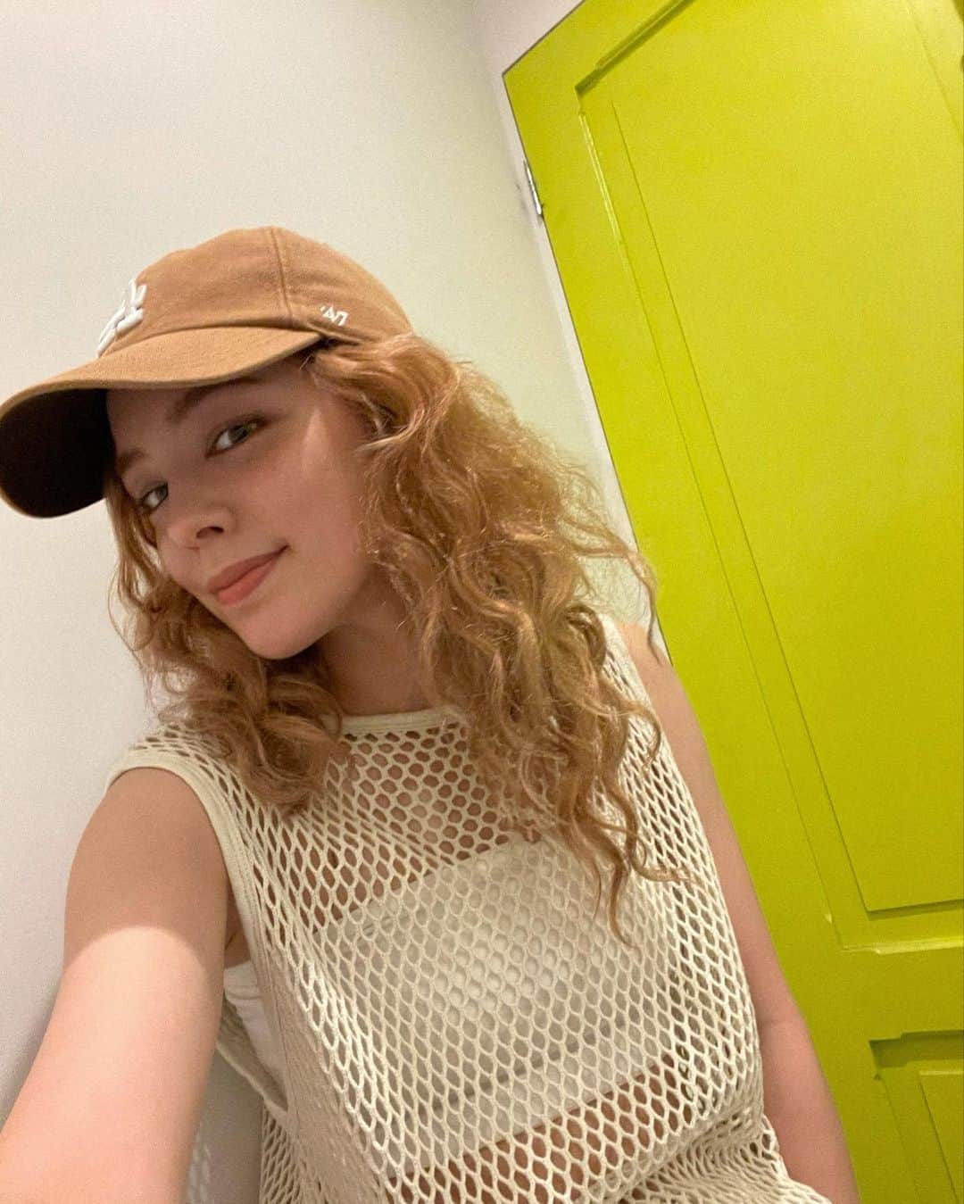 ステファニーのインスタグラム：「🤎🧡🤍 髪の毛くるくる。 この日はメンズっぽく。 だけど透かせて、オンナっぽく。」