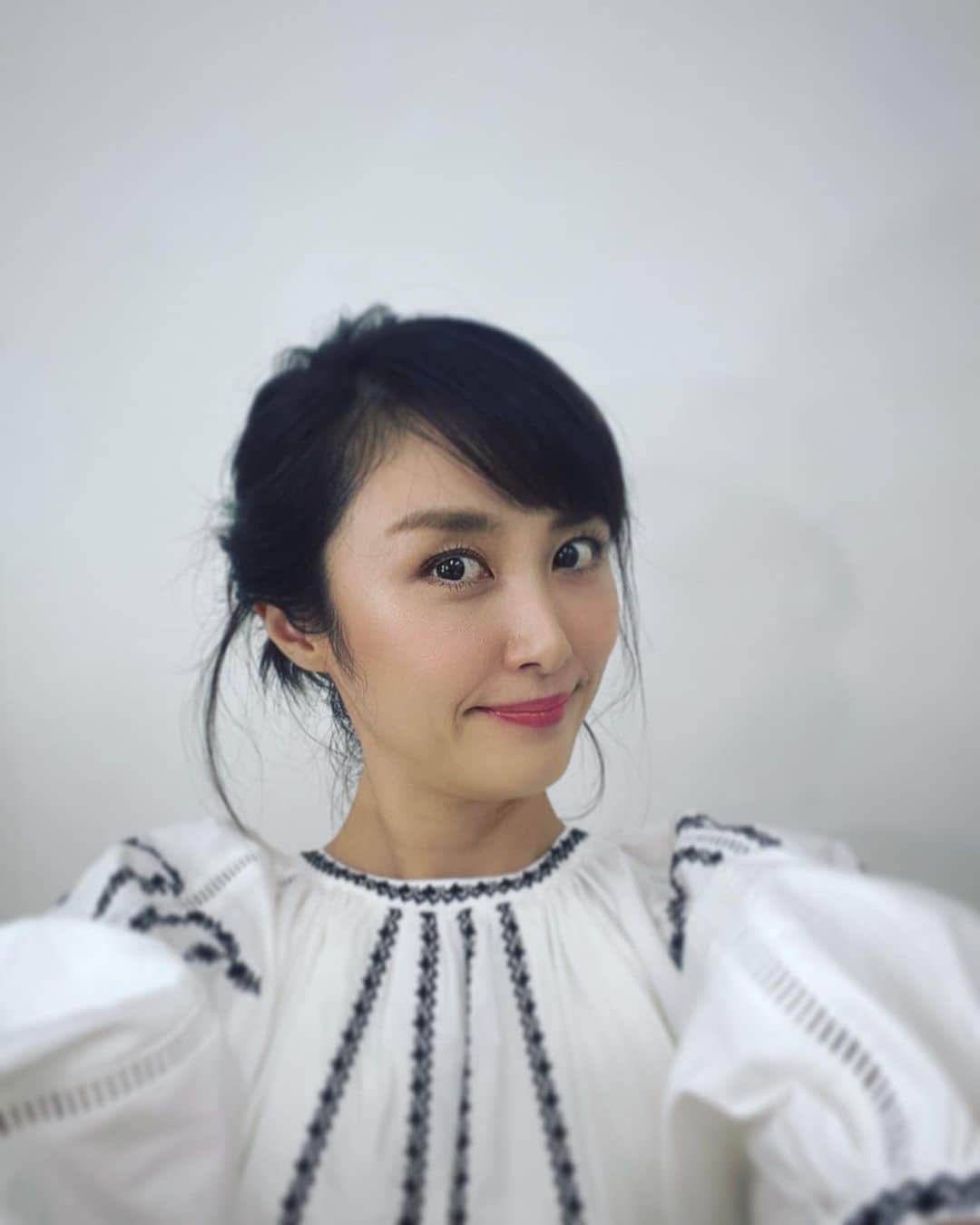 山口もえのインスタグラム：「・  「何年ぶりー？！😍🤣🥰」 髪型をアップにしてもらいました♡ 新鮮過ぎて写真いっぱい撮ってみました。 撮ってる内に変顔がしたくなり・・・ 最後は髪型おろしてるのにただの変顔を😱🤪😭 今日も楽しい撮影ができ幸せな1日でした👏  #髪型#UP #気分もUP #変顔はいらん！とか言わないように♡ #笑 #❤️」