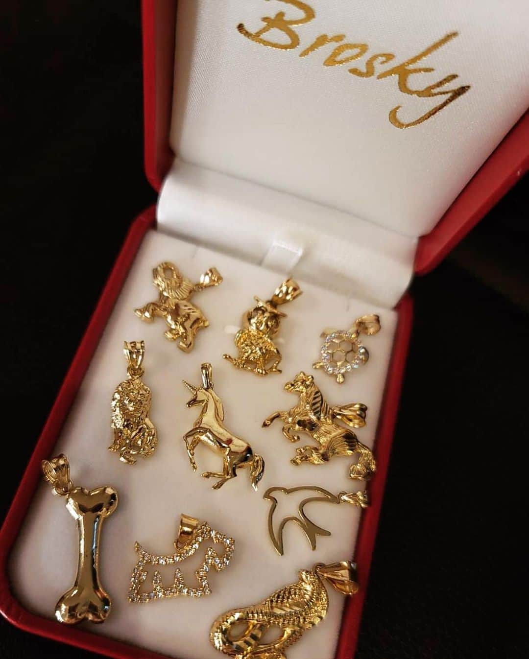 紅蘭さんのインスタグラム写真 - (紅蘭Instagram)「Brosky jewelry 新作入荷致します！！ 遂にbroskyがDiamondの 販売をスタート💎  ダイヤモンドピアス （鑑定書付き） カラーグレード:Gカラー クラリティーグレード：SI1 めちゃくちゃ綺麗なので スワイプしてみてみてね💙 8/4(水)  18:00〜  Diamond earring 販売スタート！ 21:00〜 通常の10k jewelry販売スタート！ ■新作 チェーン  ■新作 ブレスレット ■アンクレット 新作17種 ■リング 新作入荷 ■新作ペンダントトップ ■KIDS&BABYブレスレット  明日お楽しみに💎  #紅蘭 #broskyjewelry #broskydiamond」8月3日 18時40分 - kurankusakari