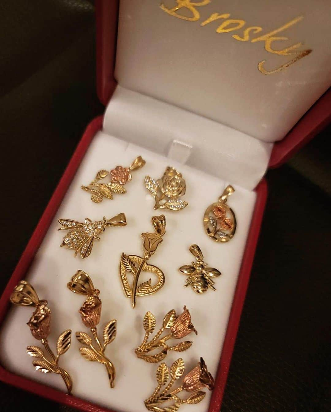 紅蘭さんのインスタグラム写真 - (紅蘭Instagram)「Brosky jewelry 新作入荷致します！！ 遂にbroskyがDiamondの 販売をスタート💎  ダイヤモンドピアス （鑑定書付き） カラーグレード:Gカラー クラリティーグレード：SI1 めちゃくちゃ綺麗なので スワイプしてみてみてね💙 8/4(水)  18:00〜  Diamond earring 販売スタート！ 21:00〜 通常の10k jewelry販売スタート！ ■新作 チェーン  ■新作 ブレスレット ■アンクレット 新作17種 ■リング 新作入荷 ■新作ペンダントトップ ■KIDS&BABYブレスレット  明日お楽しみに💎  #紅蘭 #broskyjewelry #broskydiamond」8月3日 18時40分 - kurankusakari