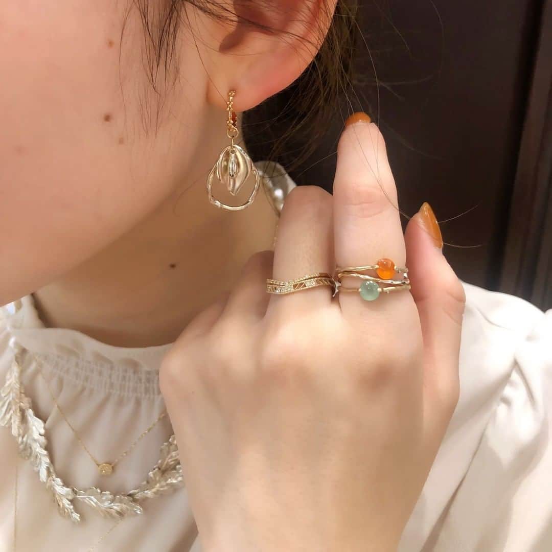 ageteさんのインスタグラム写真 - (ageteInstagram)「. 【Styling】  お好きな色 新しい色に挑戦 石の意味合い 誕生石など、、、  選び方は様々。 こなれて見えるのが重ね付けの魅力。 苦手な方も、自由に組み合わせて ジュエリーをお楽しみください。  ⁡ #agete #jewelry #accessory #ring #necklace #pierce #earring #charm #palettering #colorstone #アガット #ジュエリー #アクセサリー #リング #ネックレス #ピアス #イヤリング #チャーム #グリーンアゲート #アメジスト #ラブラドライト #アイオライト #ガーネット #カーネリアン #スモーキークォーツ #パレットリング #カラーストーン #天然石 #天然石アクセサリー #色石」8月3日 19時07分 - agete_official