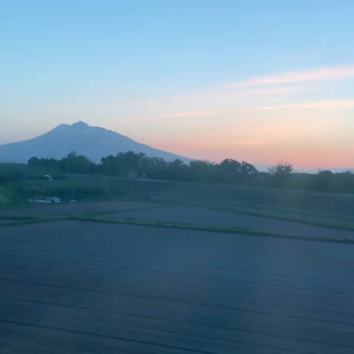 小林エリカのインスタグラム：「《重要》青森県のコロナ感染が広がっていることから9月30日まで臨時休館が決まりました。  弘前　@hirosaki_moca の帰り道、岩木山があんまり綺麗だったので  弘前れんが倉庫美術館 「りんご前線 — Hirosaki Encounters」 2021年9月18日(土)― 2022年1月30日(日)  9月からはじまる「弘前れんが倉庫美術館」のグループ展に参加します。弘前は父の生まれた場所でもあります。弘前と父とシャーロック・ホームズ、第八師団の歴史を交霊で交えるインスタレーションを鋭意製作中です。  ケリス・ウィン・エヴァンス、小林エリカ、斎藤麗、佐野ぬい、塚本悦雄、村上善男  ゲスト・キュレーター　三木あき子 空間構成：蟻塚学 建築写真撮影：柴田祥 https://www.hirosaki-moca.jp/exhibitions/hirosaki-encounters/  #りんご前線　#hirosakiencounters   #ケリスウィンエヴァンス #小林エリカ #斎藤麗 #佐野ぬい #塚本悦雄 #村上善男 #三木あき子 #蟻塚学 #柴田祥」