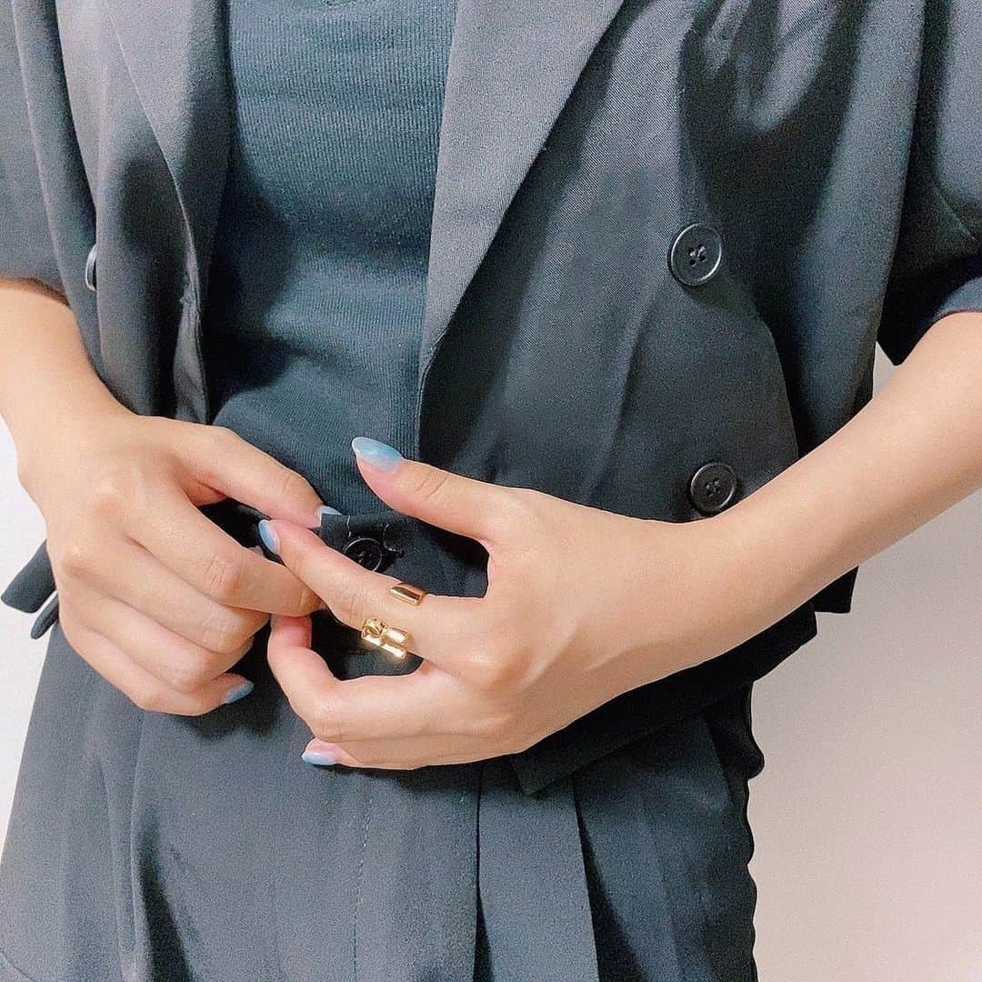 のインスタグラム：「ゴールド✖︎ブラックの組み合わせが好きで ここ最近はずっと、ゴールドアクセを集めてるよ💍 今のお気に入りは、イニシャルのリング♡  #りかりこ#ゴールドアクセ#ゴールドアクセサリー#リング#ネイル#ootd#fashion#nail#followｍe」