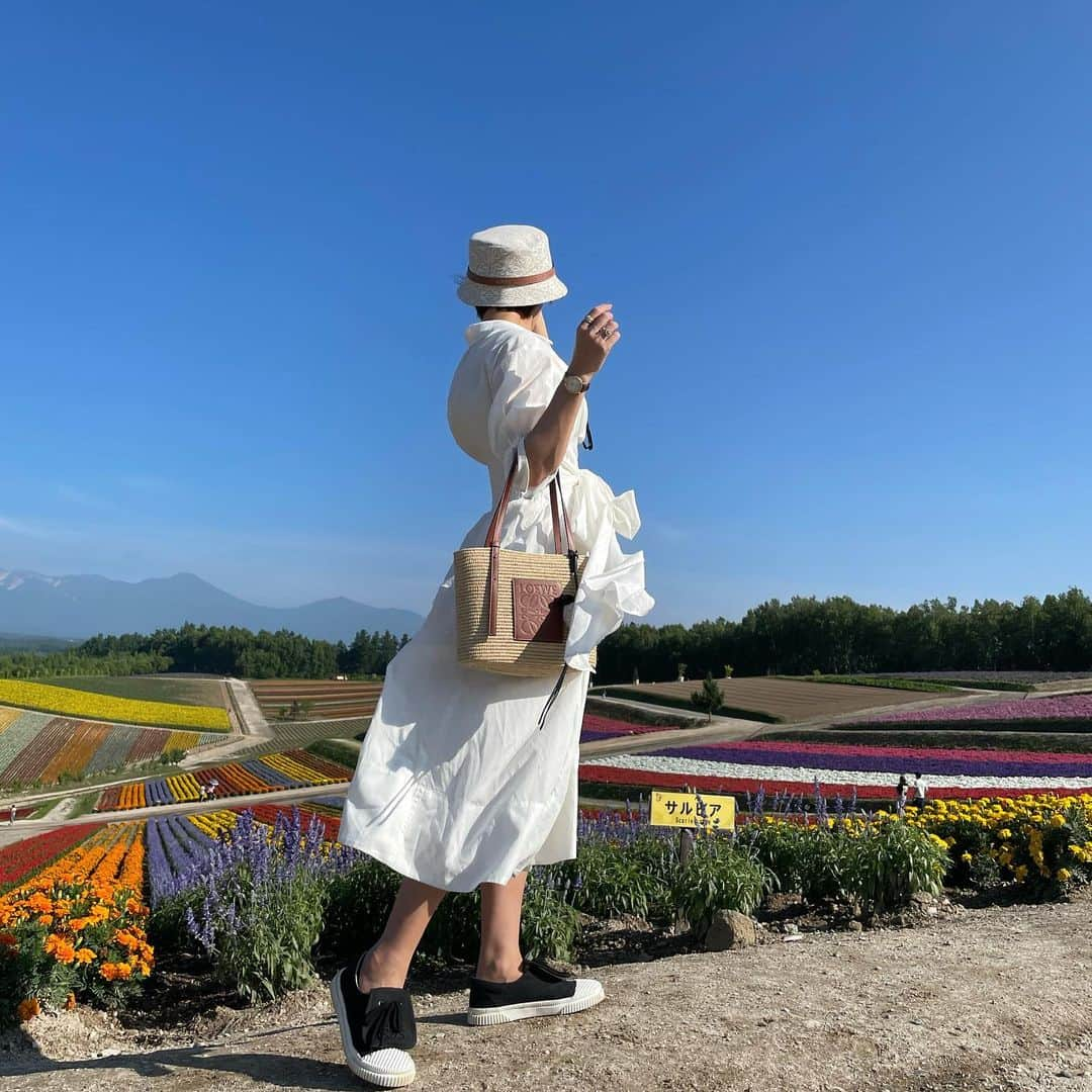 ななぴさんのインスタグラム写真 - (ななぴInstagram)「🌞  すごく綺麗な真っ青な空に 色んな色のお花畑💐  まるでジブリみたいな気分になれた  大自然に行きたくて ずっと行きたかった夏の北海道やっといけた😌✨  いろいろトラブルはあったけど とりあえず夏に北海道の大地に行けて 美味しいもの食べれて満足！ 次はまた行ききれなかったところにいこーっと🚗  北海道、何度でも行きたい🌻  #四季彩の丘  #夏の北海道旅行　#富良野　#富良野旅行　#絶景スポット　#白ワンピ　#花畑　#フォトジェニック　#ロエベ　#loewe #ホワイトコーデ　#夏ワンピ　#旅行コーデ　#ショートヘア　#ショートヘアコーデ　#カゴバッグ　#バケハ　#バケットハット」8月3日 19時27分 - __nanapgram__