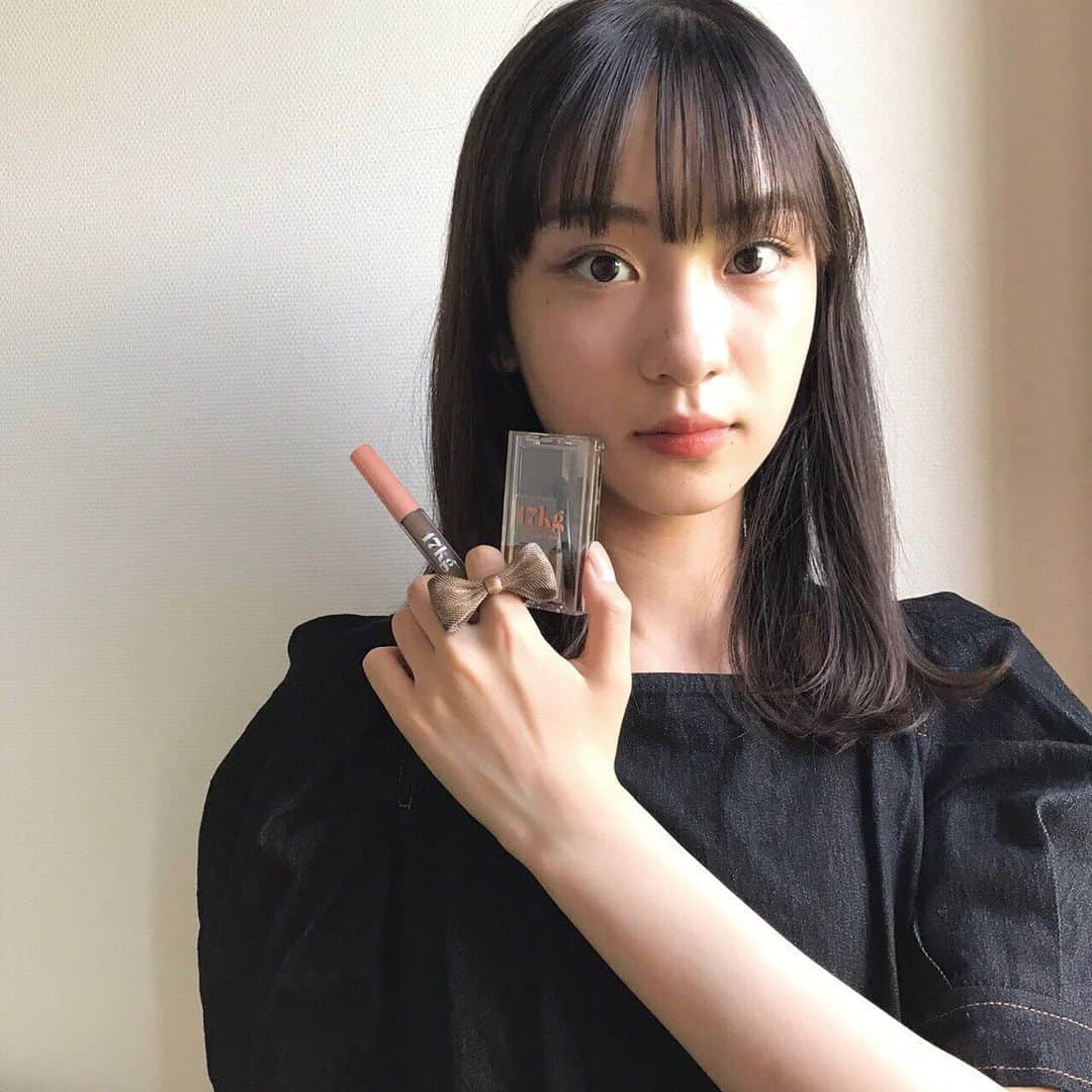 太田雫さんのインスタグラム写真 - (太田雫Instagram)「・ 今月号のニコラの付録、17kgあかぬけまゆコスメセットのまゆパウダーとまゆマスカラです🌼 ・ ・ まゆパウダーとまゆマスカラで実際にまゆげをかいたよ☺︎ ・ 今月号のニコラはこの二つの他にニコモ5人の美まゆプレートや、Sho-Comi×ニコラのコラボブックなど盛りだくさんな付録がついてます👍🏻🤍 ・ ぜひぜひ、ゲットしてください(๑･̑◡･̑๑) ・ #ニコラ#太田雫 #17kg#付録#まゆパレット#まゆマスカラ#ノーマルカメラ#他撮り#物撮り」8月3日 19時19分 - _shizukuota