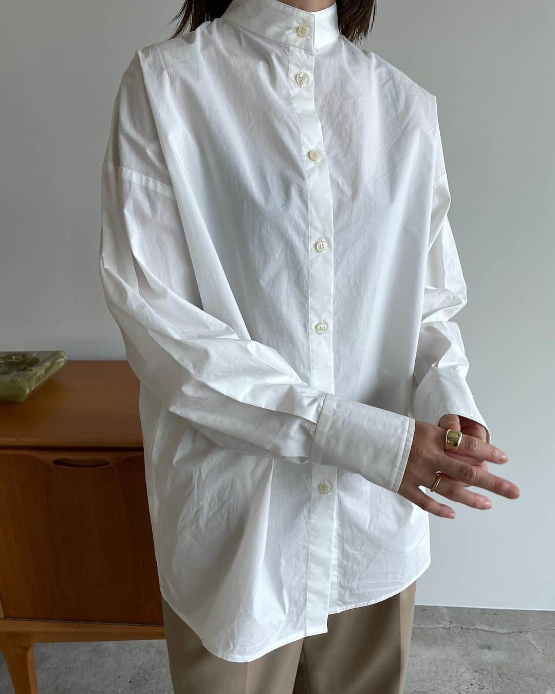 松本恵奈さんのインスタグラム写真 - (松本恵奈Instagram)「おはようございます⚪️本日発売の2wayアシンメトリースリットシャツ。 一枚で着ても可愛いですが、レイヤーアイテムとしてもかなりオススメなので、是非ニットの下から覗かせて欲しい一枚です♡ #clane #新作 #本日発売」8月3日 10時34分 - ena1123