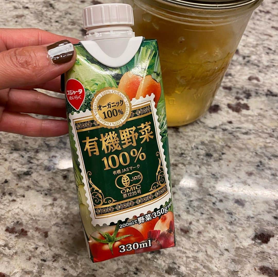工藤静香さんのインスタグラム写真 - (工藤静香Instagram)「出先、ジップロックのお皿でも🤣ホッコリ👍 焼き立ての野菜ジュースの天然酵母パンはトマトベースのもっちもち！イタリアンテイスト👍 がしかーし、これは冷蔵庫から持ってきたので少し硬め‼️でも、噛めば噛むほど味わいがあって楽しめます。」8月3日 10時50分 - kudo_shizuka