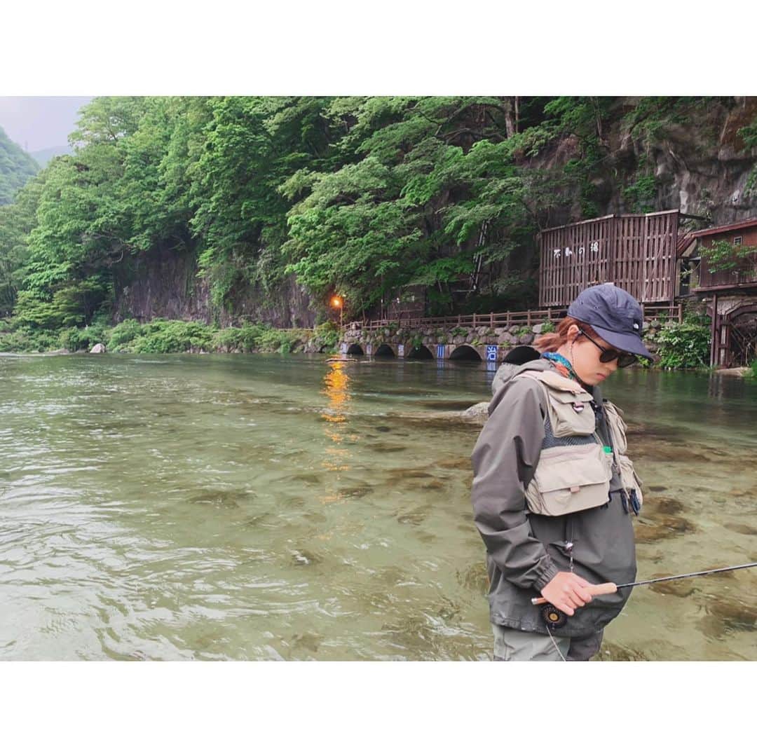 岡田万里奈さんのインスタグラム写真 - (岡田万里奈Instagram)「. . . . タイミング逃して、 上げられてなかったけど 家族で渓流いったときの😌 . フライはわたしが釣りを始めたきっかけでもあり、 家族をつなぐ釣りでもある。 . いっつも一人で釣りにいっちゃうわたしだけど、 フライだけは家族とばっかりなんですよね〜🙈 . . . #flyfishing #flyfishinglife  #フライフィッシング #渓流釣り #釣り動画 #父娘」8月3日 10時53分 - lovendor_okamari