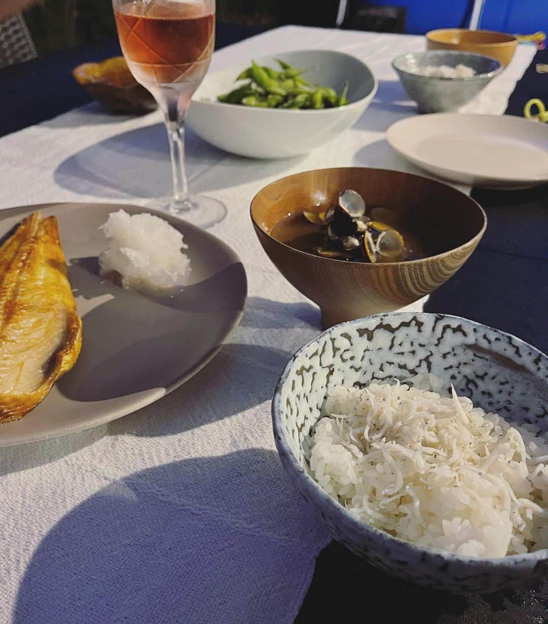 鈴木六夏さんのインスタグラム写真 - (鈴木六夏Instagram)「真夏の庭ご飯なのに味噌汁かよ😅  って家族の声が聞こえそう😉」8月3日 10時54分 - rikuka.62