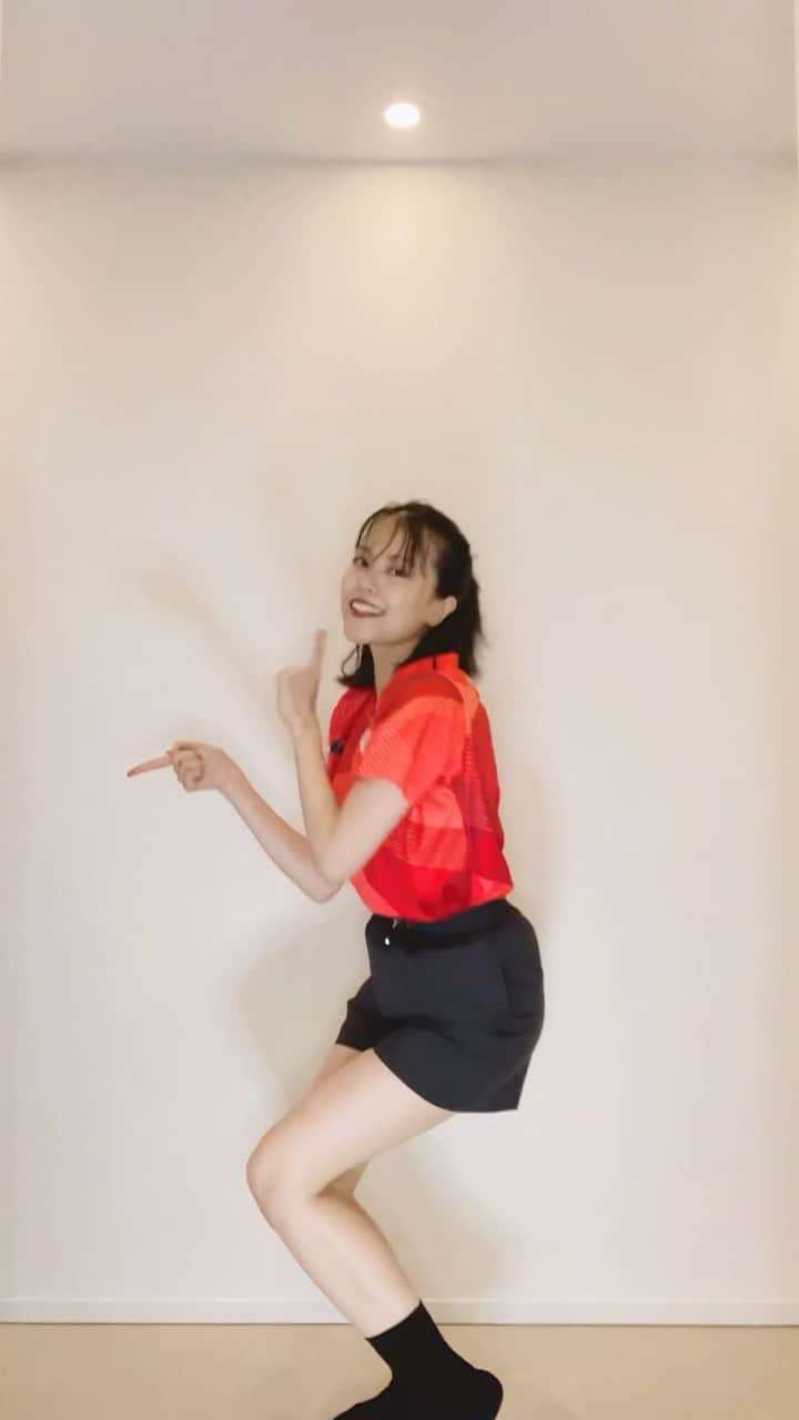 MiracleVellMagicのインスタグラム：「We are team RED! 🌹 選手のみなさん、毎日、感動をありがとう！！  REDエールダンスを踊ってみたんだけれどもどうかしら🕺自分の中のエネルギーを放出して！楽しい気持ちをいっぱいに！応援の心を込めて！踊ったんだーーー！  実はこれ「REDエール」キャンペーンというもので、今回ベル氏、参加させてもらったんだ。😚  “離れていても、どこにいても、私たちはTEAMだ。”そんなテーマを掲げていると聞き、心がジーンとしてしまって。。。  私達はもう一年以上”人と距離を取るべき”世界の中に生きているよね。本当は手を取り合っていたいし、距離を縮めて共に歩いていきたいのに、なんだかすごく寂しいよね。  でも、手を繋げなくても、心だけは繋がることが出来る。どれだけ離れていても心は一緒にいることが出来る。それに気付かされた機会でもあったなぁと、最近思ってたんだ。  こんな時代だからこそ相手を思いやって、そして自分を思いやって、みんなで手を取り合って前に進んでいけたらいいな。 宇宙から見てみれば、私達はみんな仲間だもの。☺️  今回のオリンピックはかつてないオリンピック。それぞれの形で、エールを送っていきましょ！💪🏻✨  @asics_japan  #REDエールダンスチャレンジ #TeamRed2020 #ASICS #アシックス  #PR」
