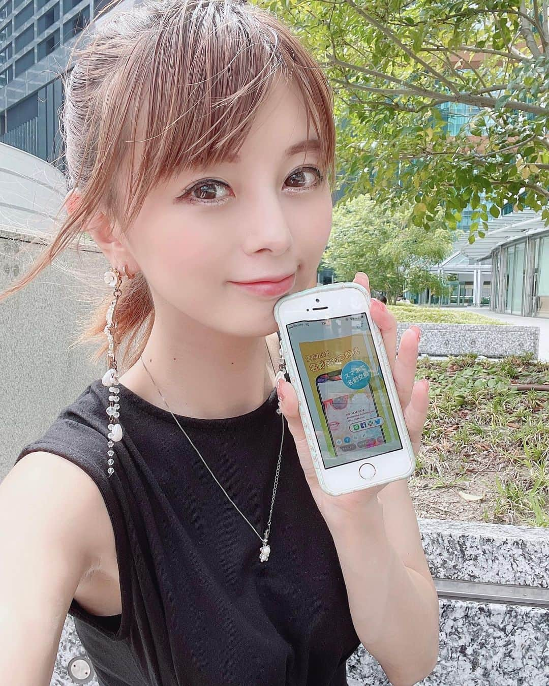 satomiさんのインスタグラム写真 - (satomiInstagram)「最近人気のスマホでの名刺管理🤍 無料の名刺アプリ【bind】 ・ アカウントが複数登録できるから趣味、友達、仕事等分けた名刺が何枚でも作れちゃうし紙と違ってすぐに修正できていいよ🥰 ・ 名刺交換すると交換した相手のカード情報（電話、住所、URL、MAIL、LINEなど）タップするとすぐに遷移できて凄く便利♡コミュニケーションツールとしても使えるよ✏️ ・ 便利すぎ！これ使って趣味の合う お友達増やしたい🤍 韓流、野球、旅行好きな人😏 ・ pr @qb.bind #bind #名刺交換  #名刺交換アプリ #趣味アプリ」8月3日 11時04分 - saatoomii47