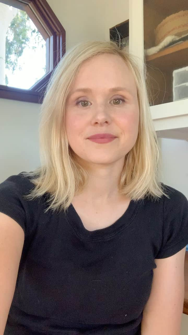 アリソン・ピルのインスタグラム：「I’m running for the LA local board of SAG-AFTRA!  Ballots go out this week, and are due august 24. My ballot number is 58.  Go to www.UniteForStrength.com for more info. (Video description: a smiling blonde woman sits in front of some shelves and a small window to discuss her candidacy)」