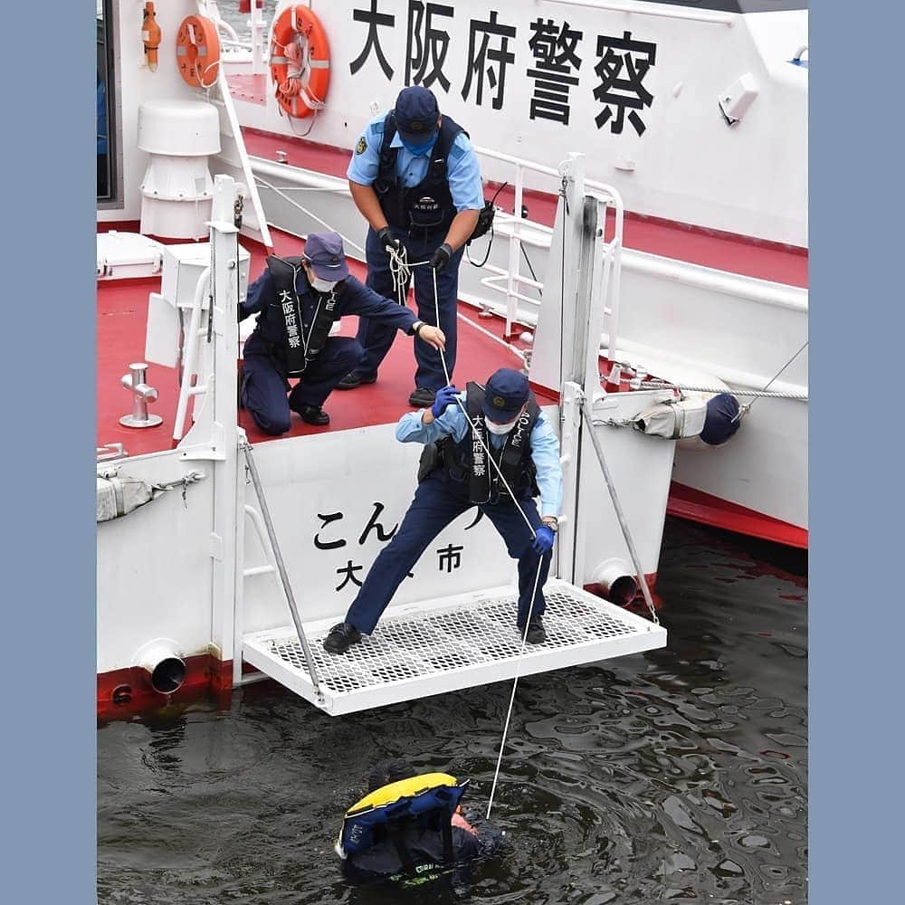 大阪府警察さんのインスタグラム写真 - (大阪府警察Instagram)「【活躍する女性警察職員】 令和3年7月12日、大阪府水上警察署は、同署前浮桟橋周辺において、膨張式救命胴衣の取扱訓練や水上警備艇による落水者救助訓練を実施しました。 写真の女性は、大阪府警察唯一の女性船舶職員です。  #大阪府警察公式 #大阪府警察 #大阪府警 #警察 #警察官 #大阪水上警察署 #POLICE #ポリス #制服 #水難救助 #救助 #救助訓練 #訓練 #浮桟橋 #膨張式救命胴衣 #運転 #無事故」8月3日 11時32分 - fukei_koho