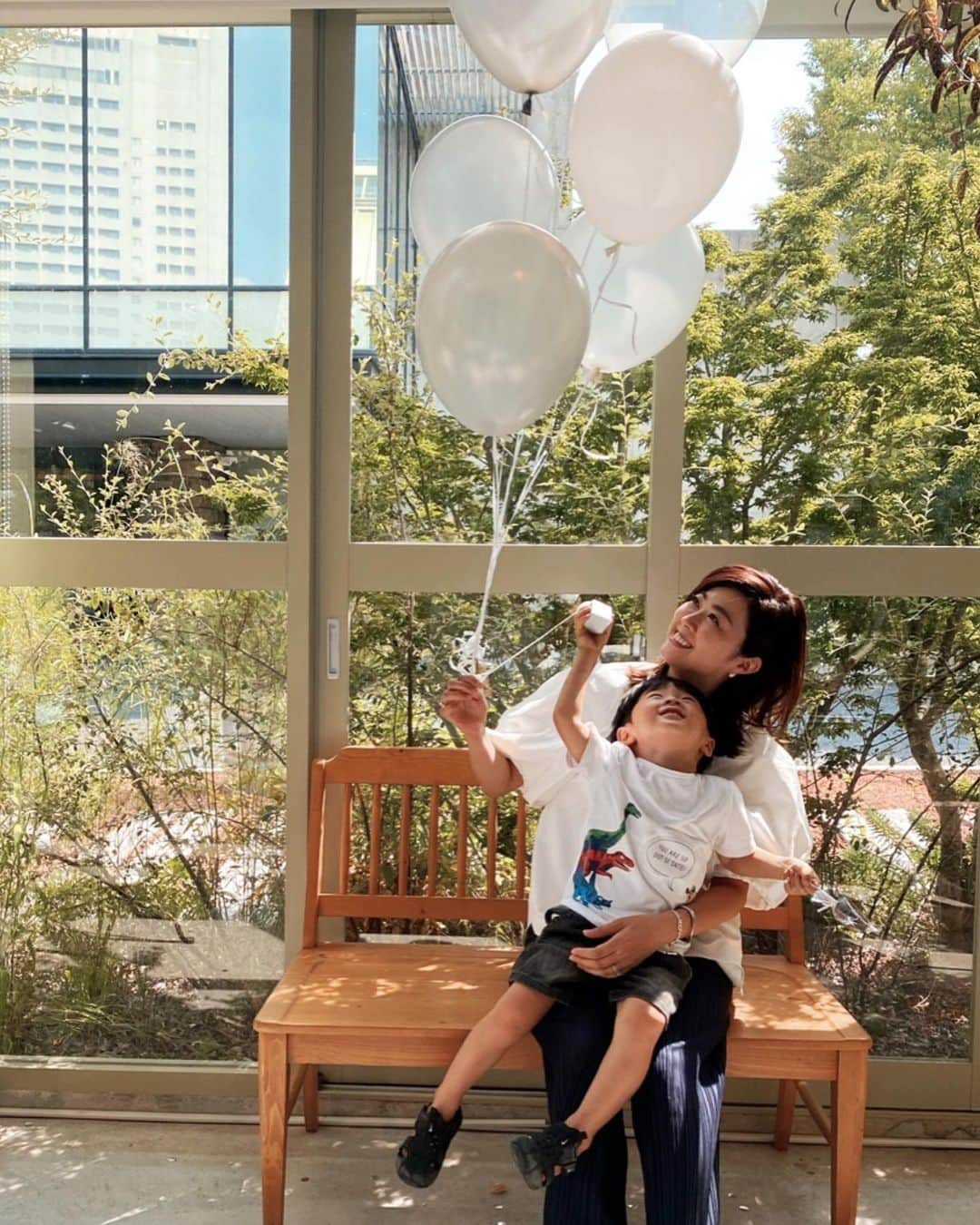 urakoのインスタグラム：「. 👦🏻👩🏻🎈🌿 . . たまには長男と2人でおでかけ💓 仲良しのお友達にも会えて楽しそうでした♪ . 👶🏻が産まれてから 出先では抱っこして〜ってなっても あまり抱っこしてあげられなかったから 久しぶりに沢山してあげられた☺️ . いつもママの事 沢山助けてくれるお兄ちゃんも まだ2歳❗️ また2人時間作ろう😊 . . そういえばこないだ ふと見たら👦🏻が 泣いてた👶🏻に ミルクあげてくれてて,,, 👶🏻も嬉しそうだったので 見守っていたら,,, なんと寝た😳👏 #寝かしつけ成功  . #頼れるお兄ちゃん #urako_mamalife  #2y10m」
