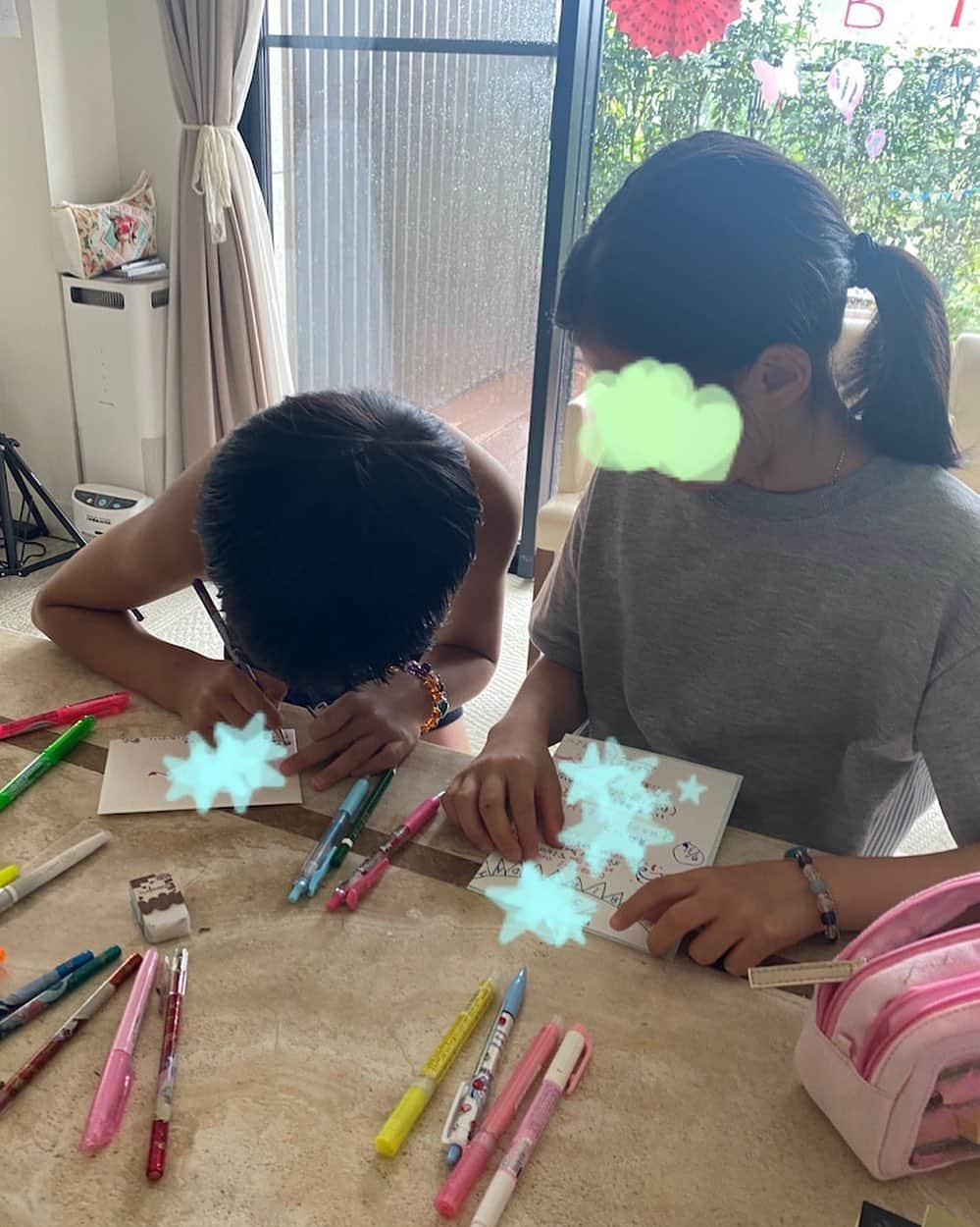 市川海老蔵 （11代目）さんのインスタグラム写真 - (市川海老蔵 （11代目）Instagram)「Making cards for their friend’s birthday😊💕 * 友達の誕生日なので カードつくり😊💕  #市川海老蔵 #海老蔵 #成田屋 #歌舞伎　 #成長記録 #子育てぐらむ #子供のいる暮らし #子どものいる暮らし #子育て日記 #children #childphotography #daughter #son #ABKAI #ABMORI #ebizoichikawa #ebizo #kabuki #thunderparty #ebizotv #theater #theaterarts #actor #japan #classic」8月3日 11時37分 - ebizoichikawa.ebizoichikawa