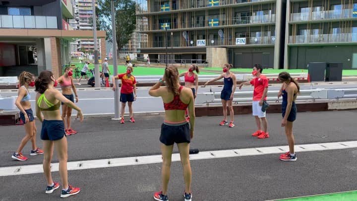太田雄貴のインスタグラム：「アーティスティックスイミングのスペインチームの練習を遠くから見てたら、何故か、 突如始まったウォーミングアップに参加することに！ 指名された人が音に合わせて振り付けをする。 突然の事だったので事情も分からないままの参加でしたが、、楽しかった！  悲壮感なくオリンピックすらも楽しむ彼女達が眩しかった。 色々固定概念を突かれる。  ご笑納ください。笑  #アーティスティックスイミング   #スペイン #spain」