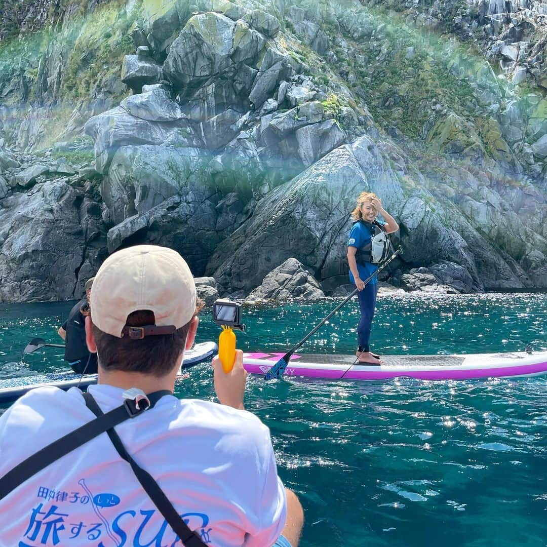 田中律子さんのインスタグラム写真 - (田中律子Instagram)「TOKAIケーブルネットワーク📺 『田中律子のもっと旅するSUP』🏄‍♀️🌞利尻島ロケ  利尻島は、雨降ったり、晴れたり、目まぐるしいお天気の変化🌞☔️  ペシ岬で利尻ブルーの海とカモメとツバメとSUPクルージング🏄‍♀️ ほんの少し、利尻ブルーをどーぞーーー💙💙💙  ウェア、ボード @roxyjapan   #tokaiケーブルネットワーク  #田中律子のもっと旅するsup  #利尻島ロケ #スタッフ全員pcr検査済  #全員陰性  #感染対策してロケしてます #番組最北端 #sup  #利尻ブルー  #ペシ岬  #利尻富士」8月3日 12時11分 - ri2kotanaka