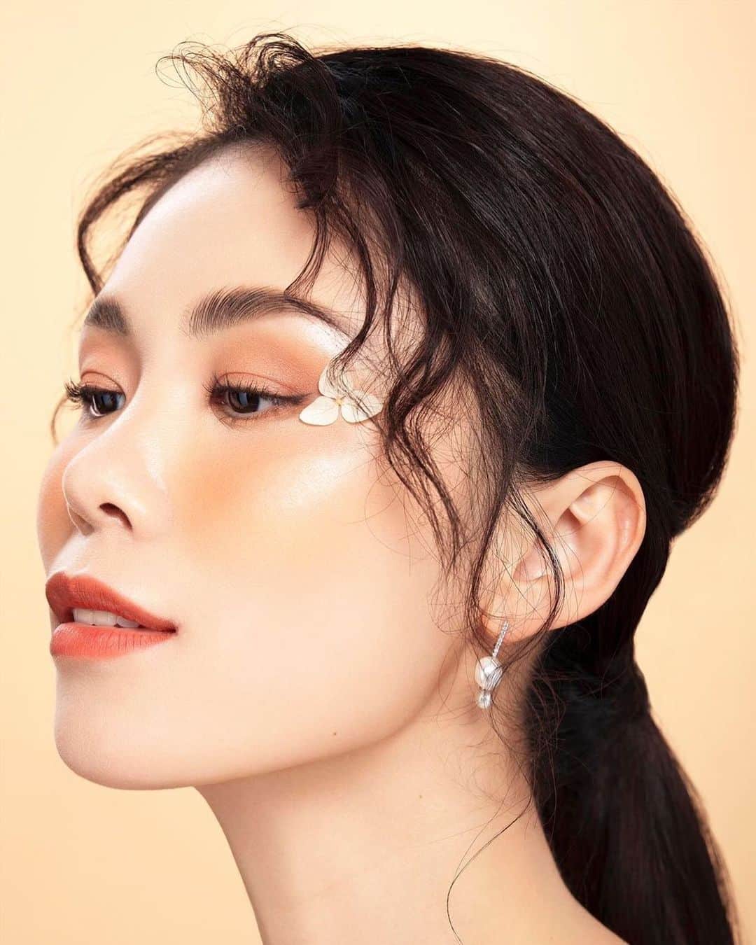 のインスタグラム：「Warm and glowing 🌞  #californiamodel #photoshootmakeup #goldenhouraesthetic #bayareamodel」